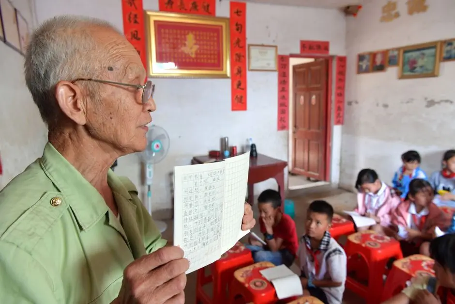 Orang tua dan calon siswa berdiskusi tentang pilihan sekolah