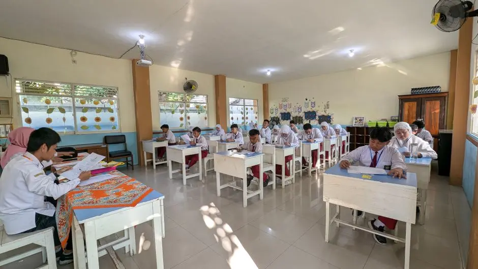 Gerbang sekolah favorit dengan suasana siswa datang belajar