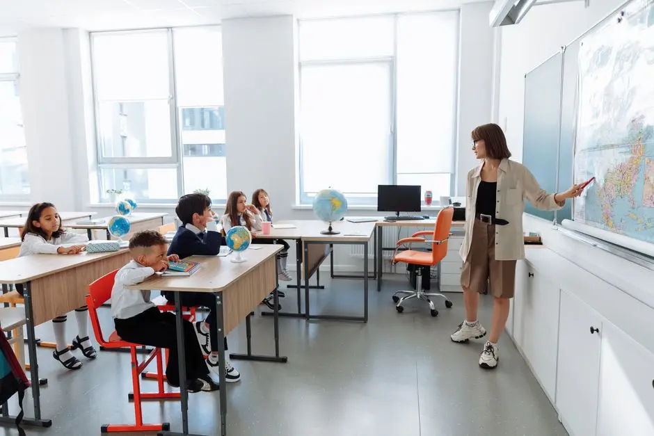 alt siswa berdiskusi di kelas sekolah favorit