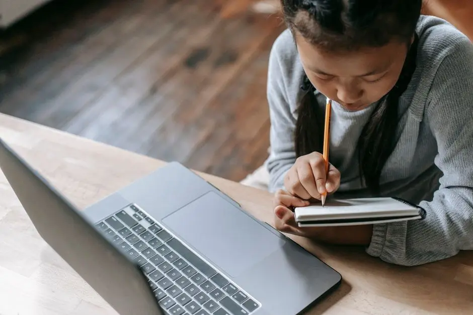 Ilustrasi belajar online dengan laptop dan buku catatan